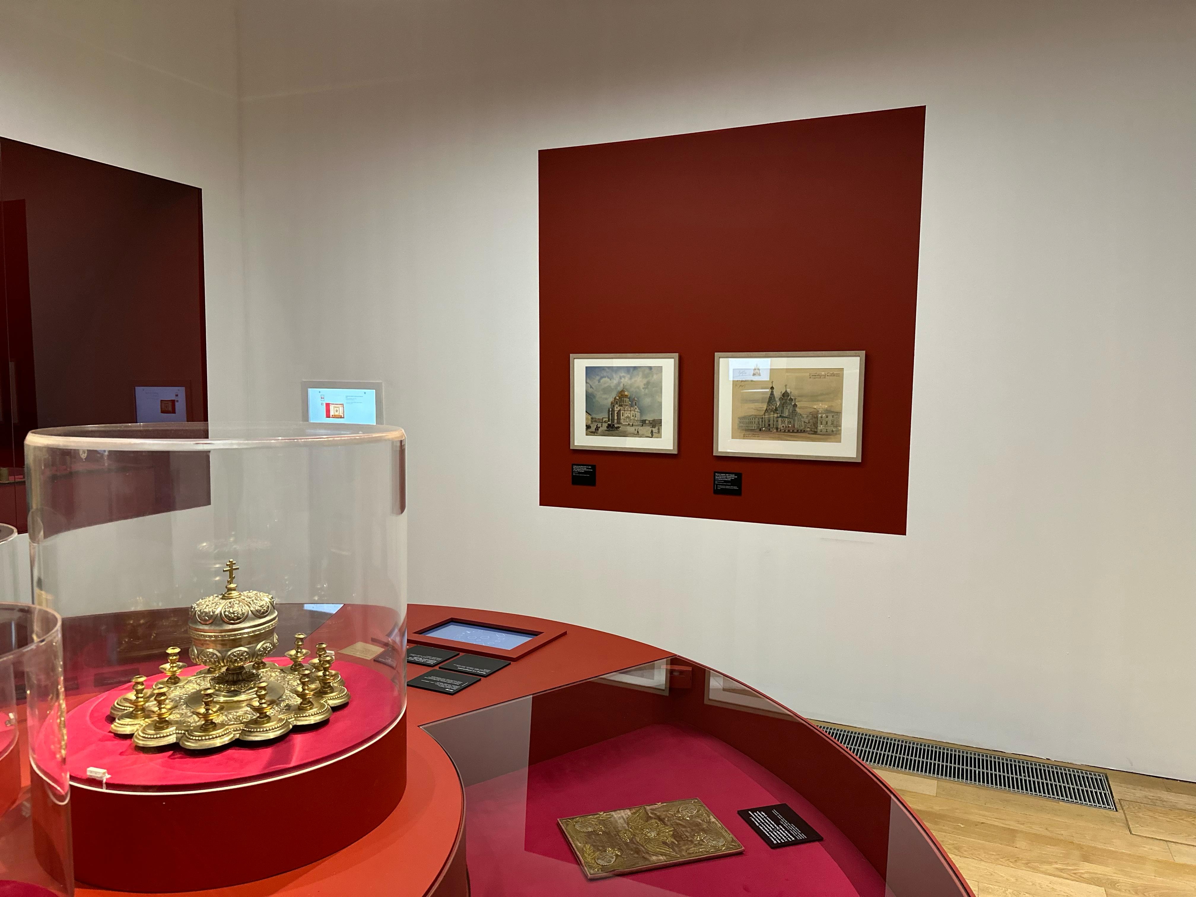 Фрагмент экспозиции «Сокровища полковых музеев» в ГИМ. Стены окрашены в оттенок Bronze Red LG15, Little Greene.